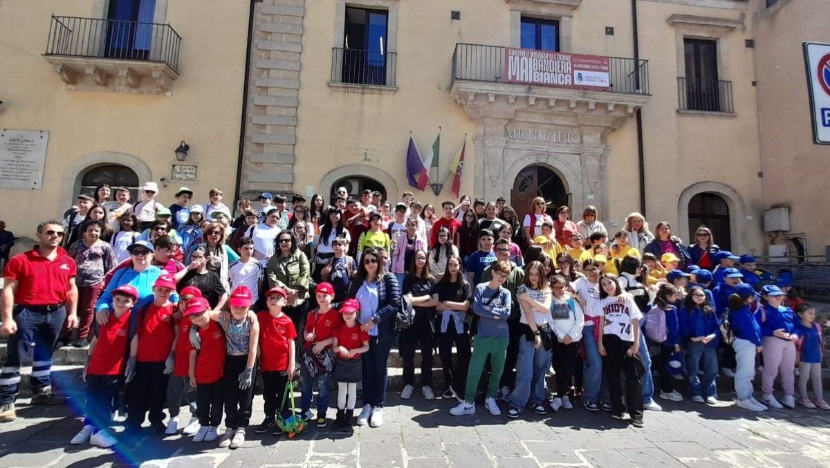 Licodia: il plogging degli studenti pulisce la città - 