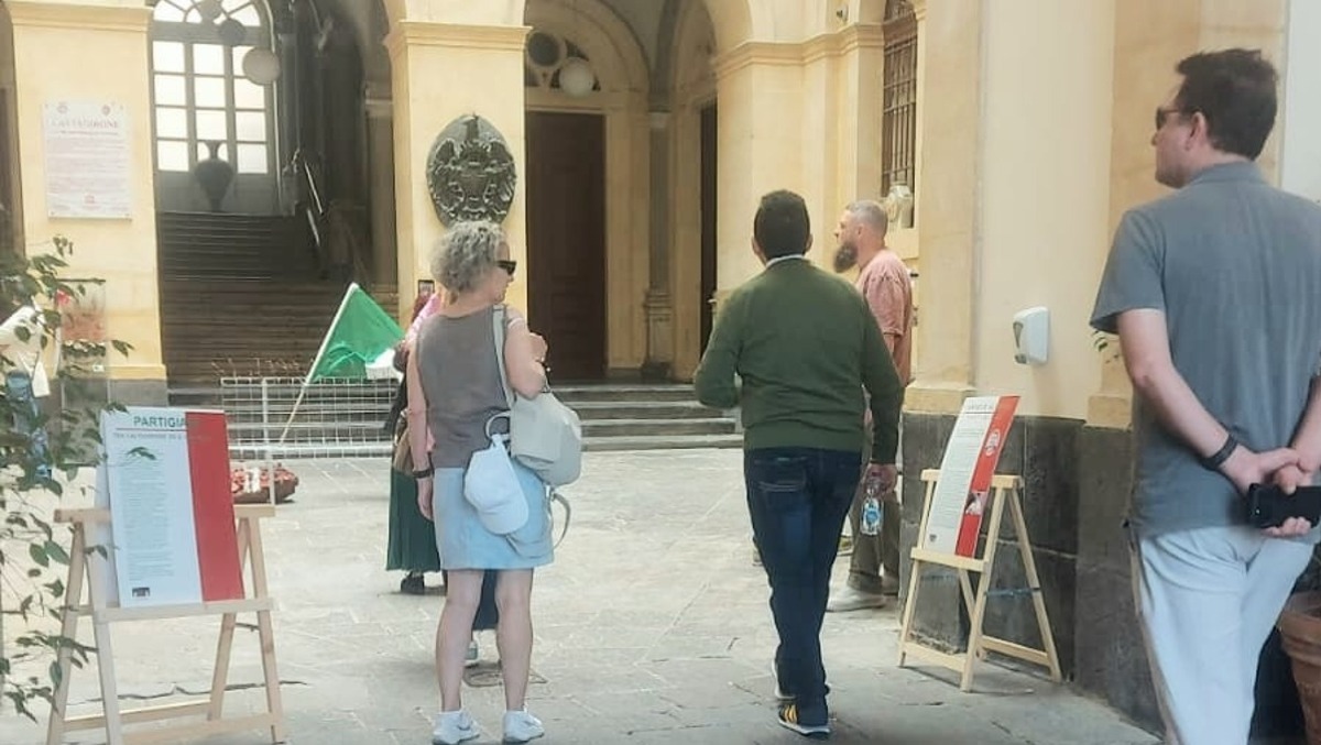 Caltagirone, al Municipio la mostra Il Cortile dei Resistenti - 