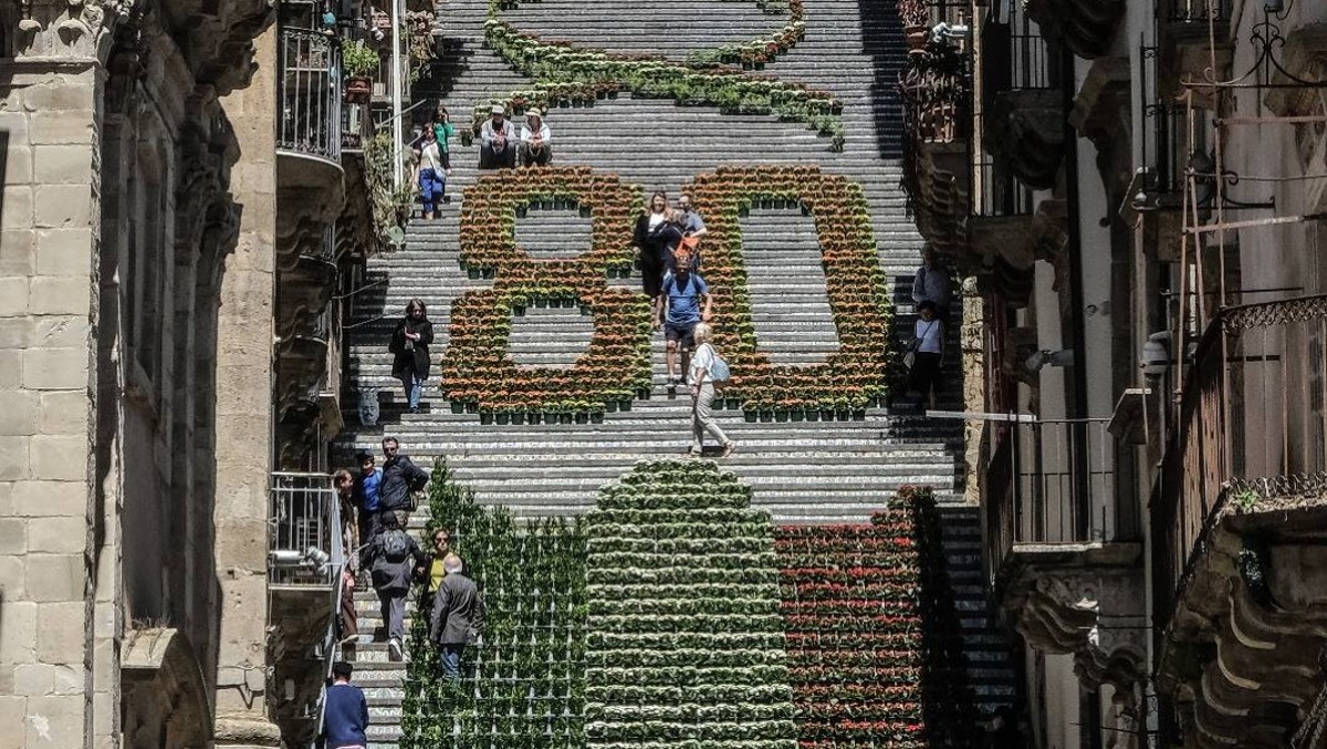 Caltagirone, la Scala s'infiora: omaggio al Tricolore - 