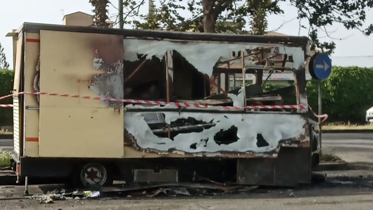 Caltagirone, ancora fiamme: brucia lo Street Food da Raul - 