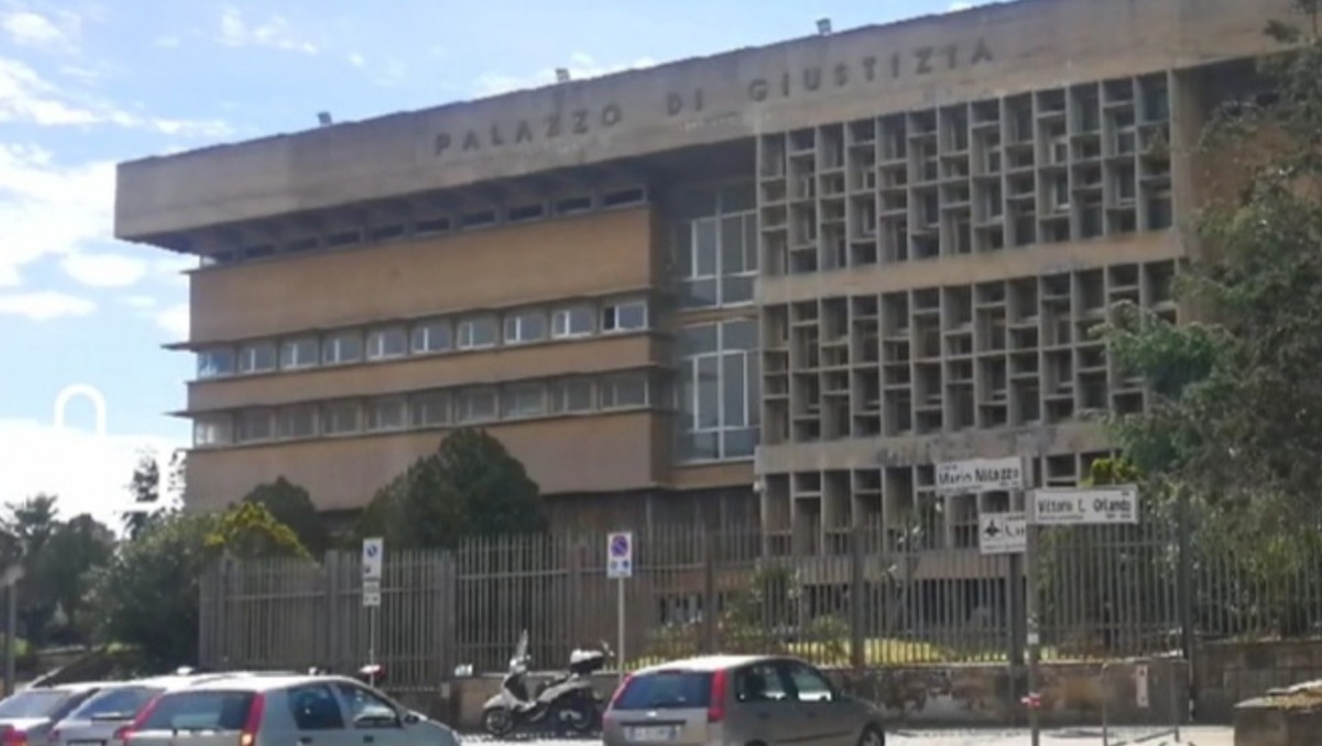 Caltagirone scende in piazza: assemblea contro la violenza