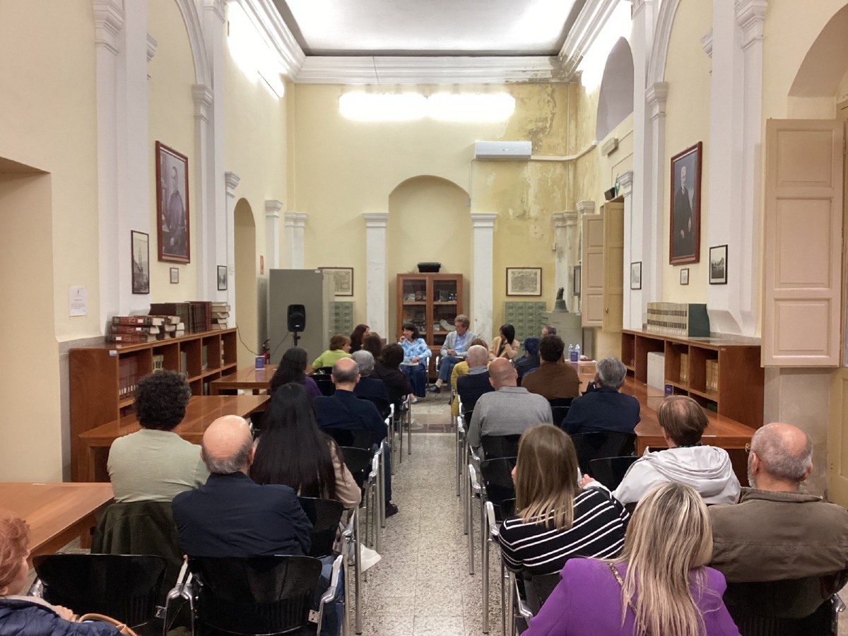 Caltagirone. Maggio dei Libri 2026: alla biblioteca comunale “E. Taranto” presentato il romanzo “Di scirocco e schighera” di Francesca Bronzetti - 
