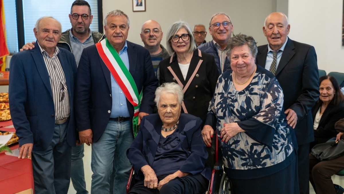 Mazzarrone in festa per i 100 anni di nonna Stella - Foto di Biagio Tinghino