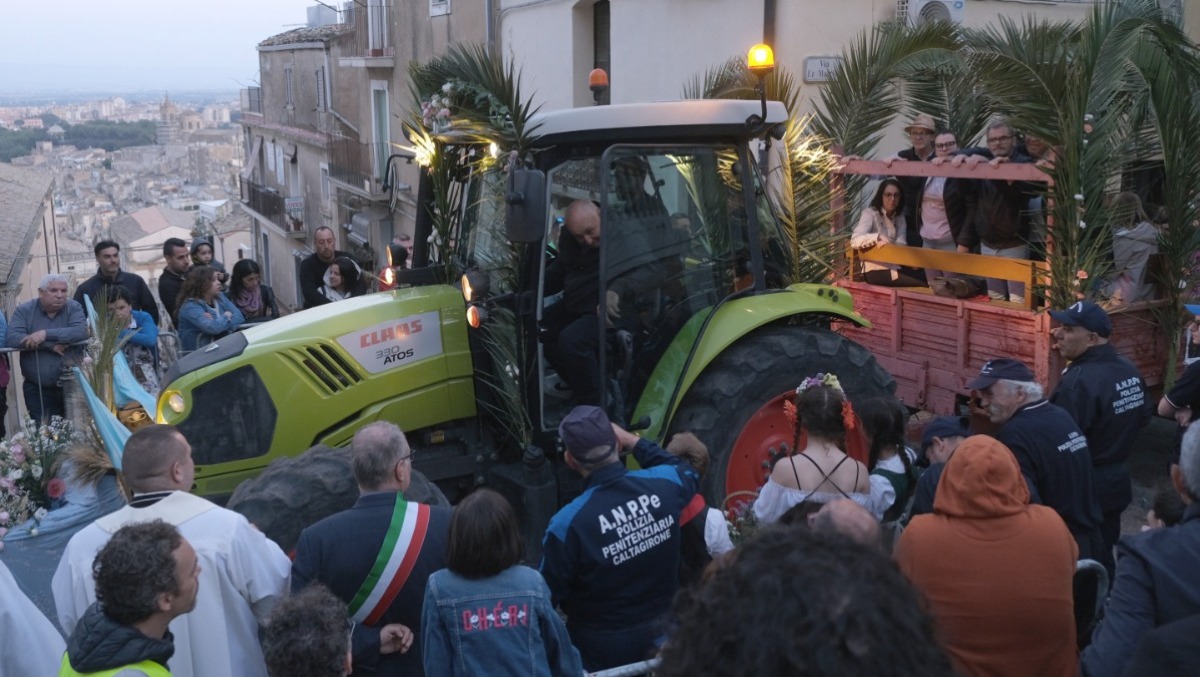Torna la "Rusedda": Caltagirone celebra fede e tradizione - 