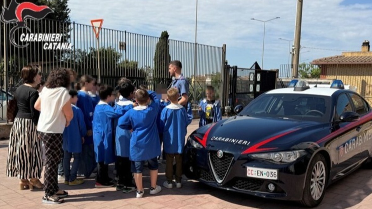 Caltagirone, gli studenti in visita dai Carabinieri - 