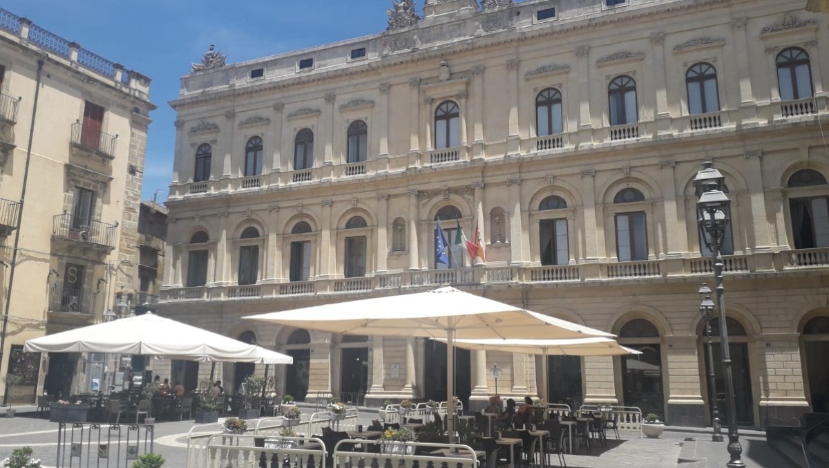 Caltagirone, più ore per 107 ex precari: arrivano a 34
