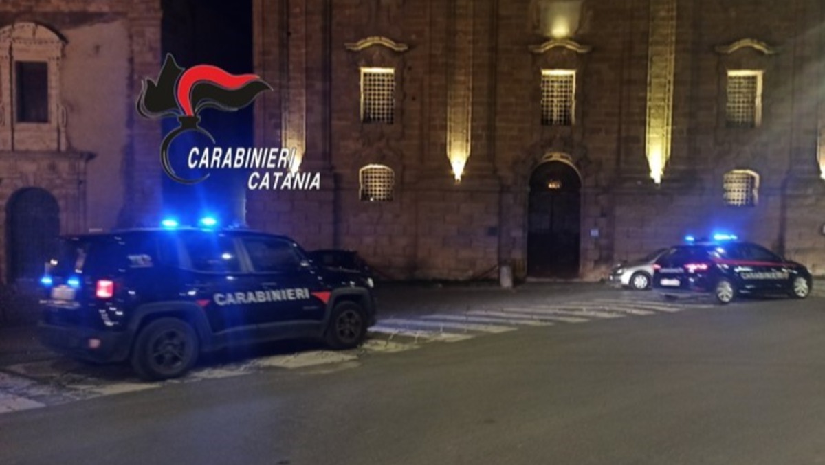 Caltagirone: si barrica in casa con un pugnale, arrestato