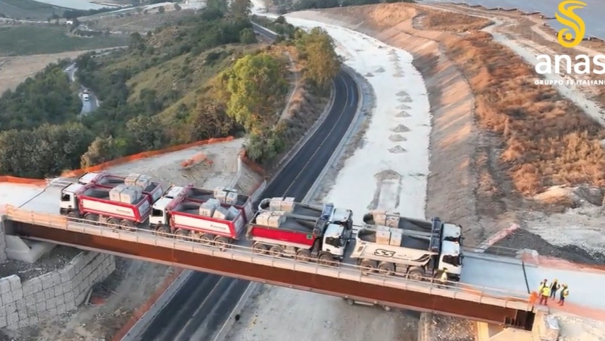 Ragusa-Catania, ok alle prove di carico sul cavalcavia - Frame dal video Anas