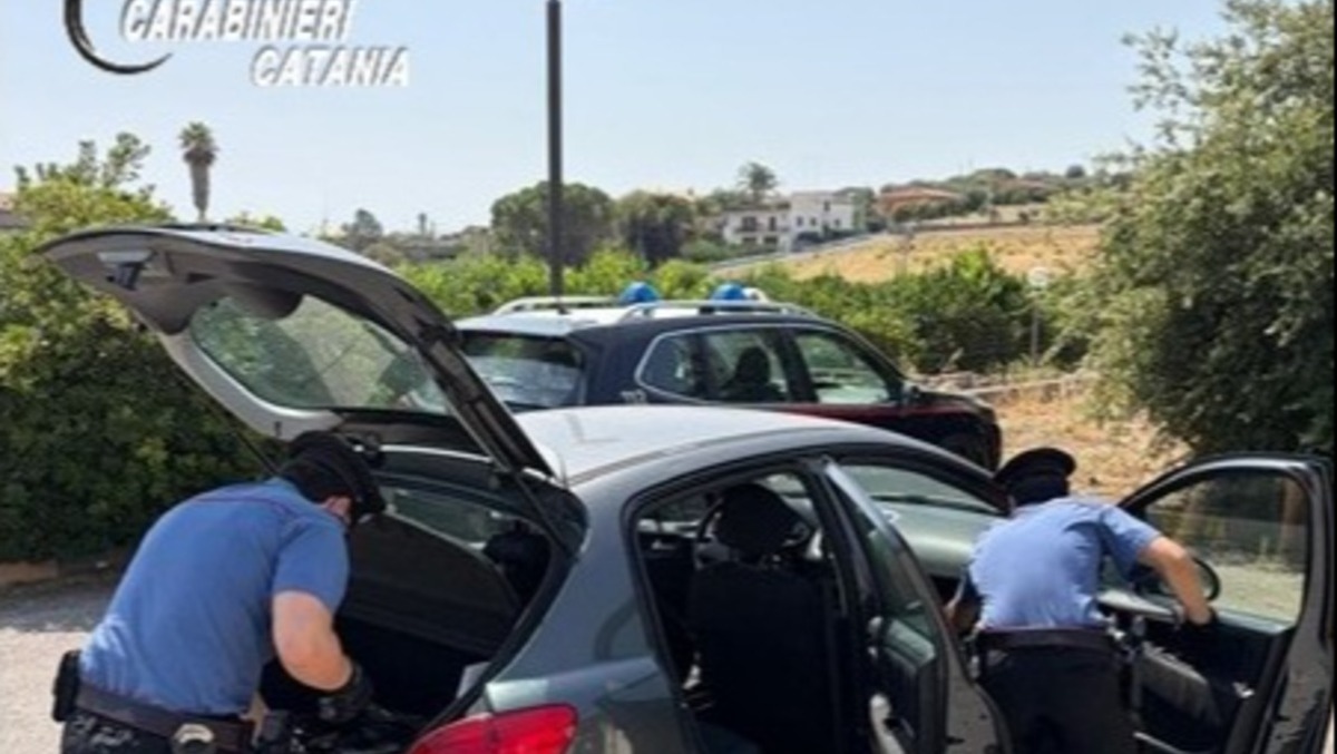 Scordia, fermato con arnesi da scasso e auto con telaio abraso - 