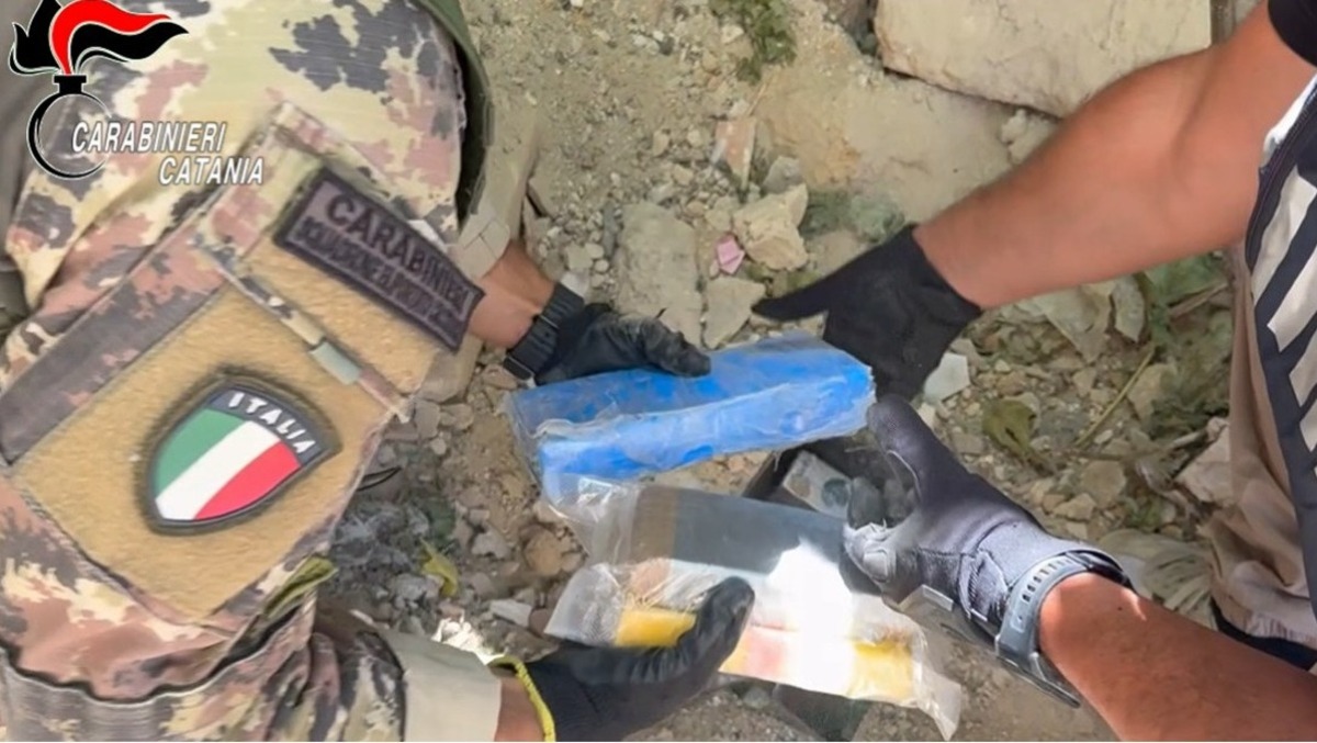 Palagonia, maxi blitz: sequestrati 17 kg di droga - 