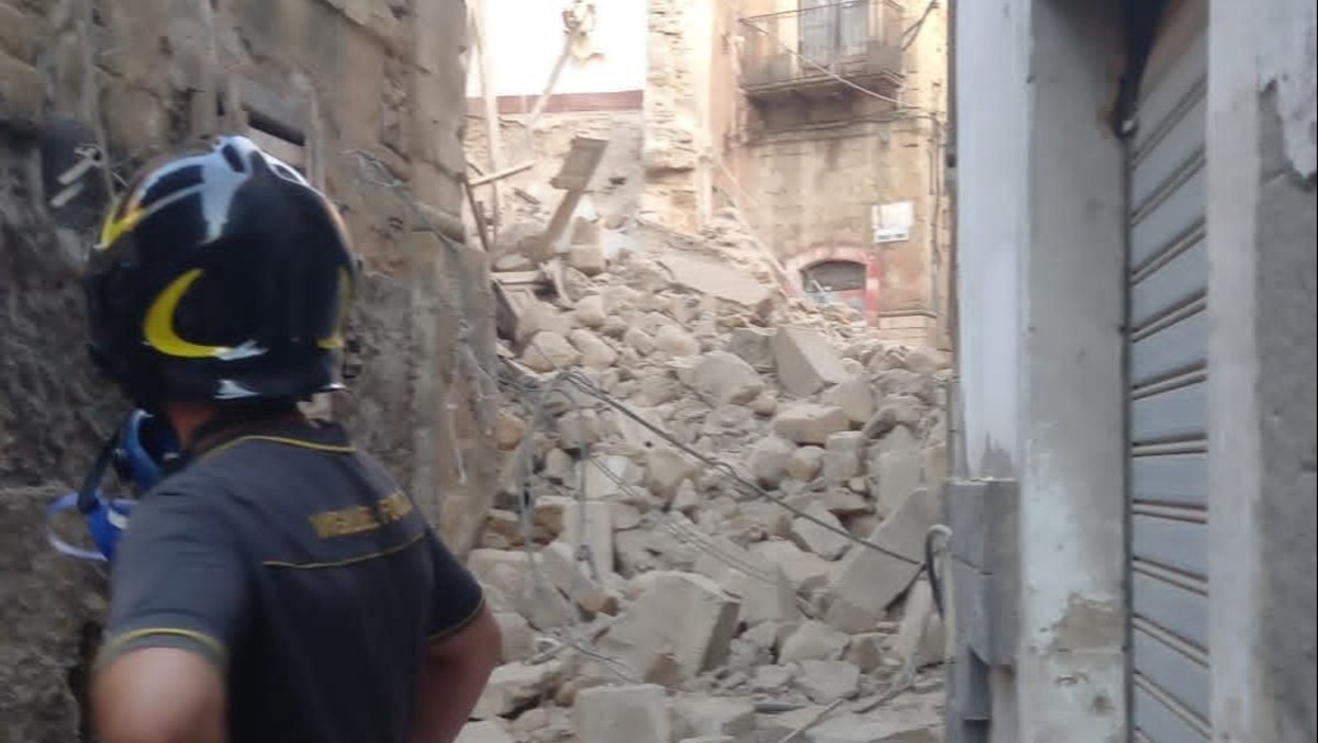 Palagonia, vecchio edificio si "sbriciola" in pieno centro  - 
