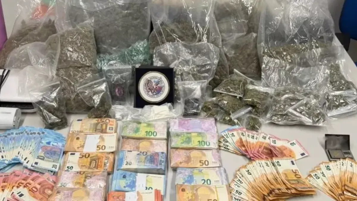 Catania, nascondeva "erba" e cocaina in appartamento - 