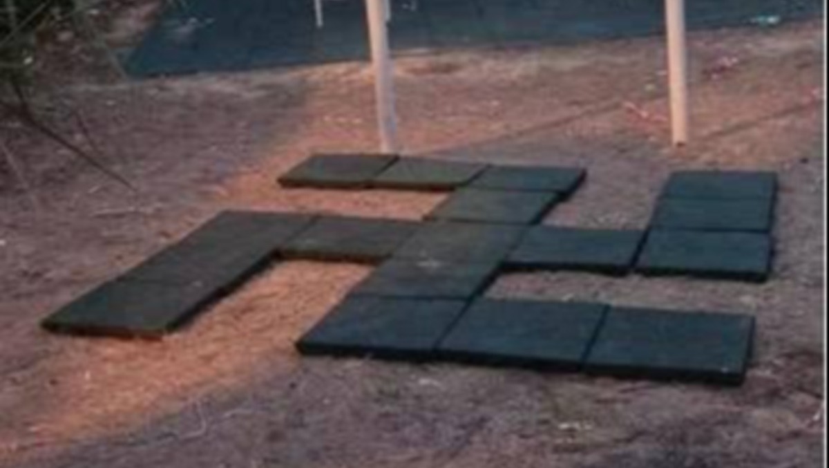 Militello, alla villa svastiche a... "tappeto"  - 
