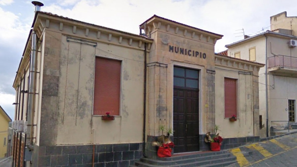 Castel di Iudica, bruciata l'auto del capo dei Vigili - 