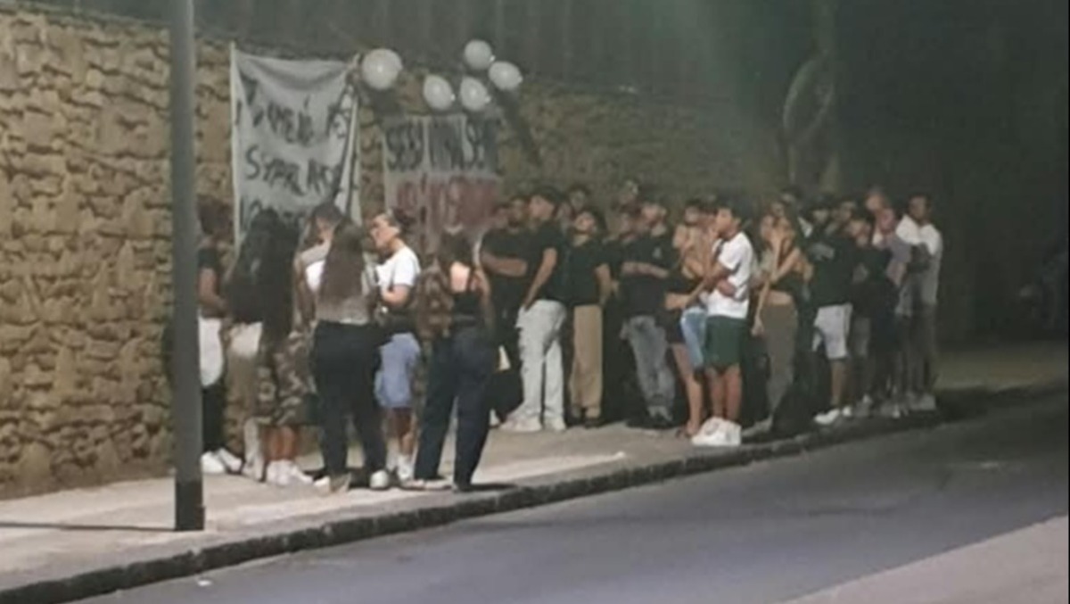 Caltagirone, veglia per Sebastiano: giovani uniti nel dolore - 