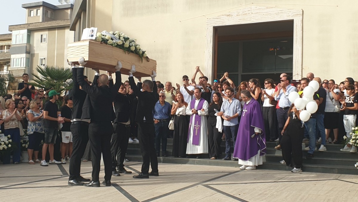 Caltagirone, l'addio a Sebastiano: folla ai funerali del 18enne - 