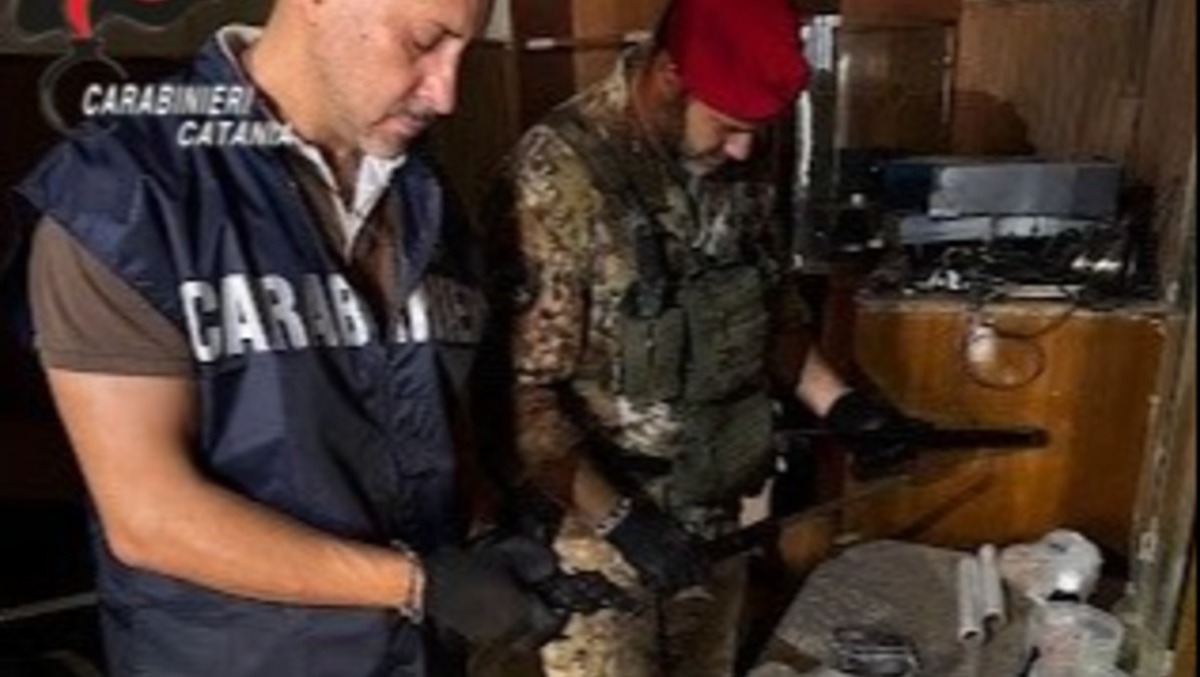Blitz a Palagonia: scoperta centrale dello spaccio e slot - 