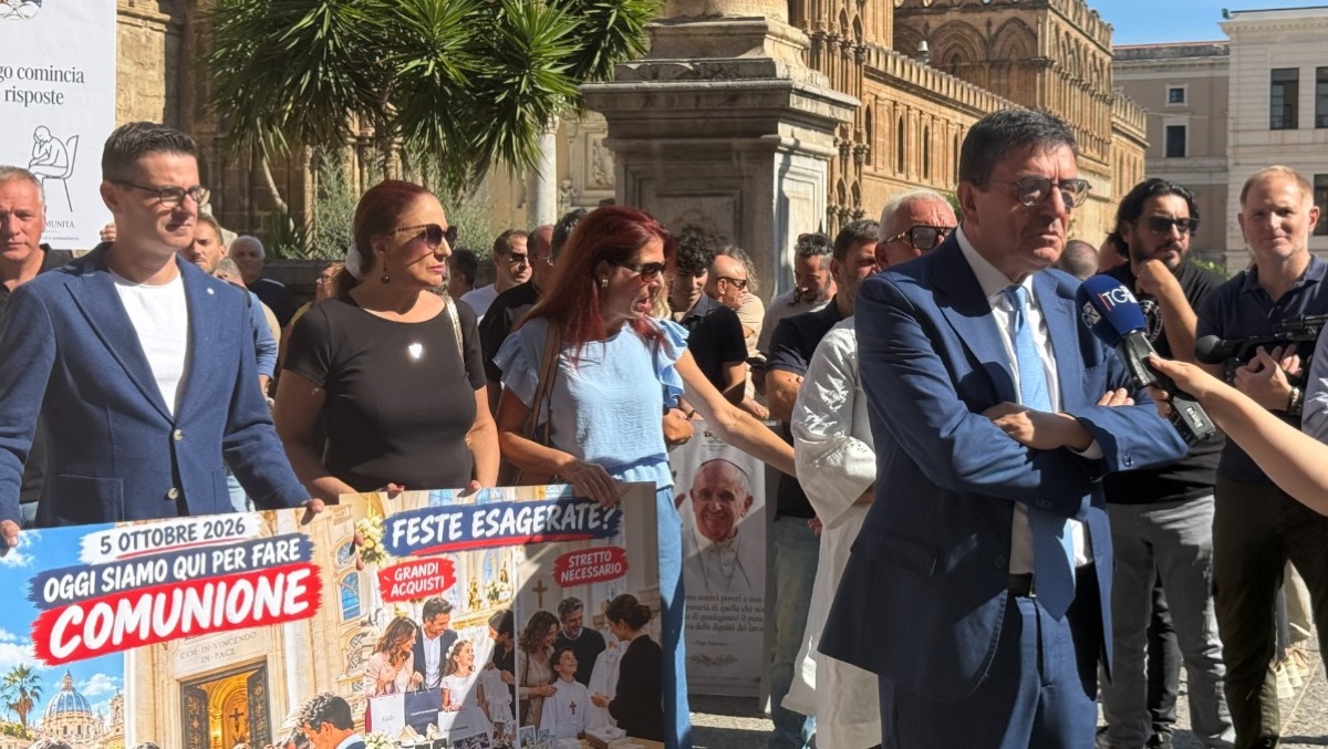 Palermo, protesta della filiera cerimonie davanti alla Curia - 