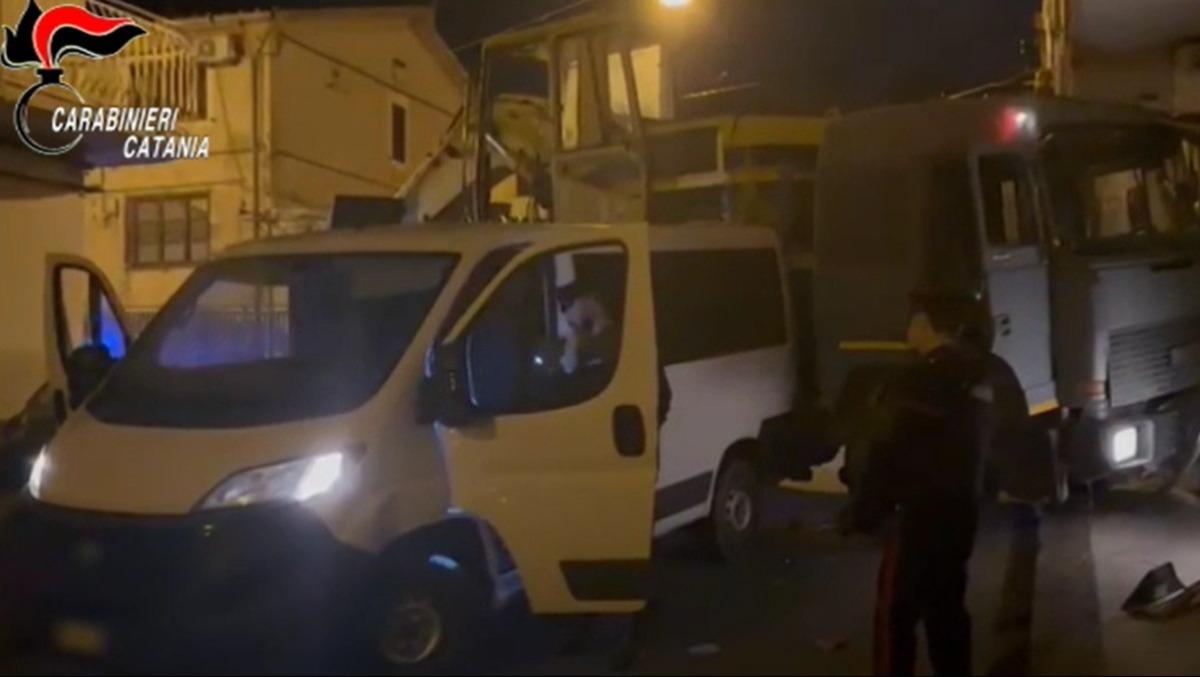 Militello, sventato il colpo da film della banda delle spaccate - 