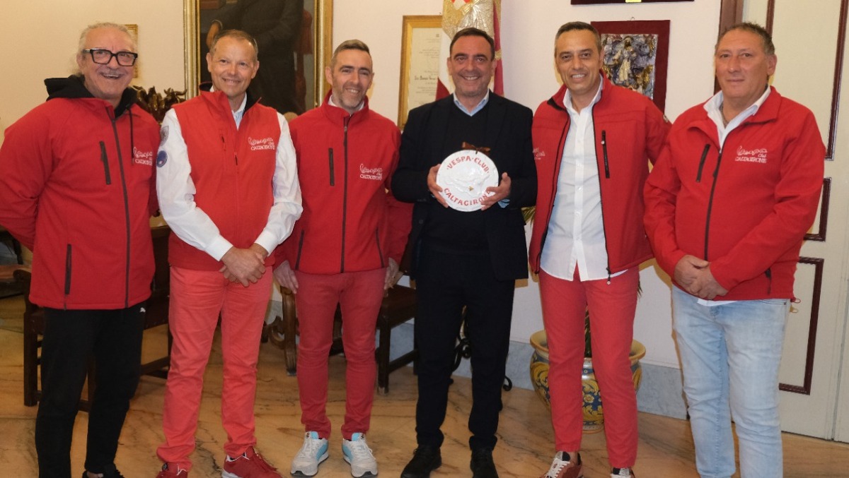 Caltagirone, il sindaco Roccuzzo riceve il Vespa Club locale - 