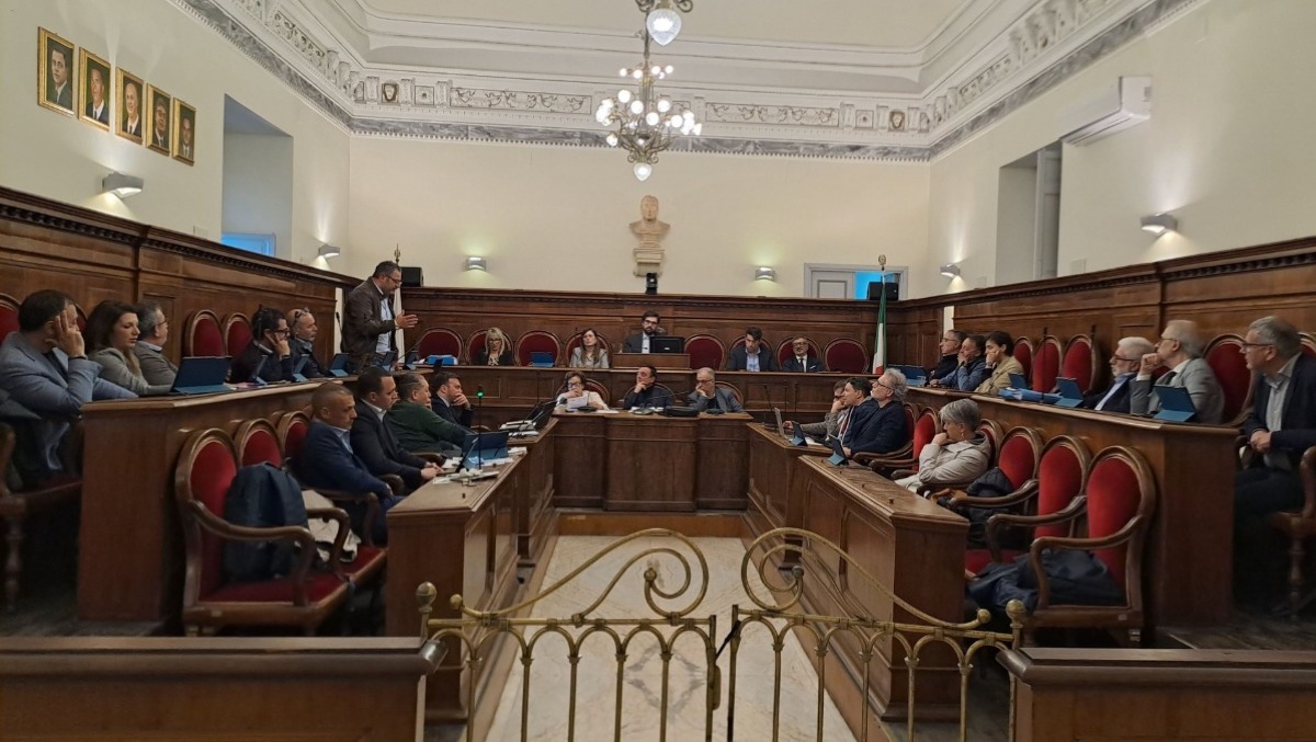 Consiglio, ok al bilancio tra le polemiche su social e rifiuti - 